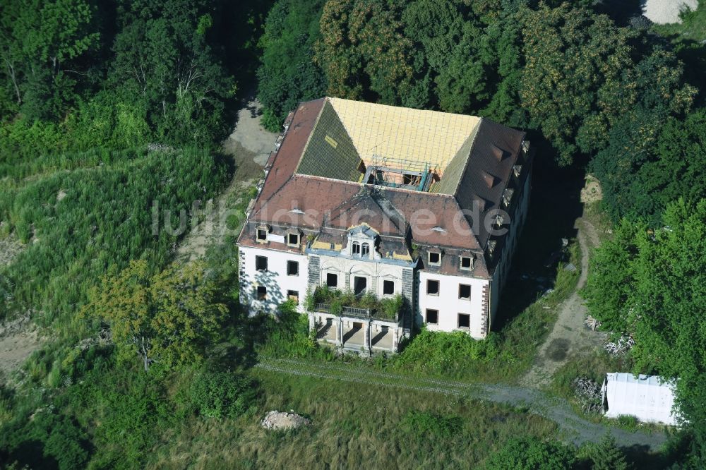 Markkleeberg aus der Vogelperspektive: Reste der Ruine am Schlosspark des ehemaligen Schloß an der Hauptstraße - Pleißeradweg in Markkleeberg im Bundesland Sachsen