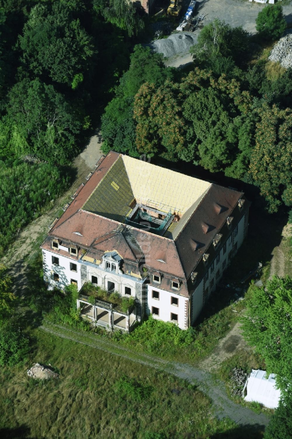 Markkleeberg von oben - Reste der Ruine am Schlosspark des ehemaligen Schloß an der Hauptstraße - Pleißeradweg in Markkleeberg im Bundesland Sachsen