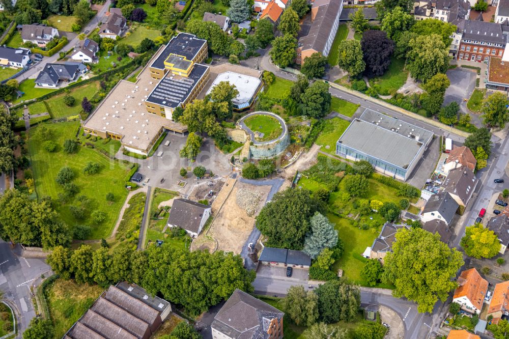 Werl von oben - Reste der Ruine am Schlosspark des ehemaligen Schloß des kurfürstlichen Stadtschlosses in Werl im Bundesland Nordrhein-Westfalen, Deutschland