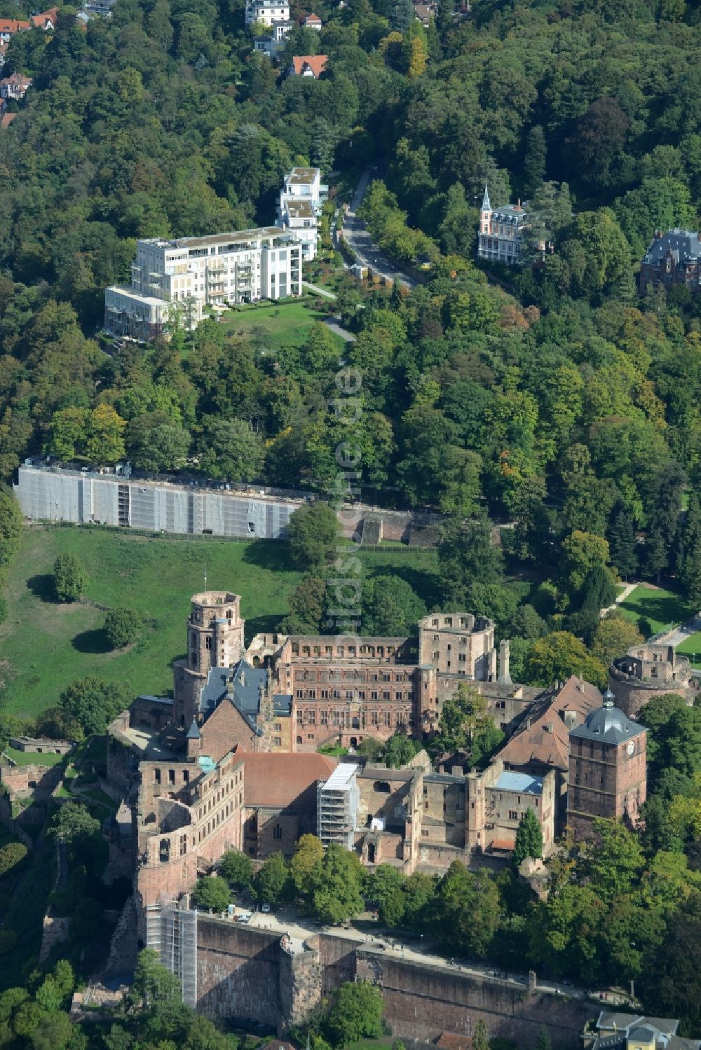 Luftbild Heidelberg - Reste der Ruine am Schlosspark des ehemaligen Schloß Schloss Heidelberg am Schlosshof in Heidelberg im Bundesland Baden-Württemberg