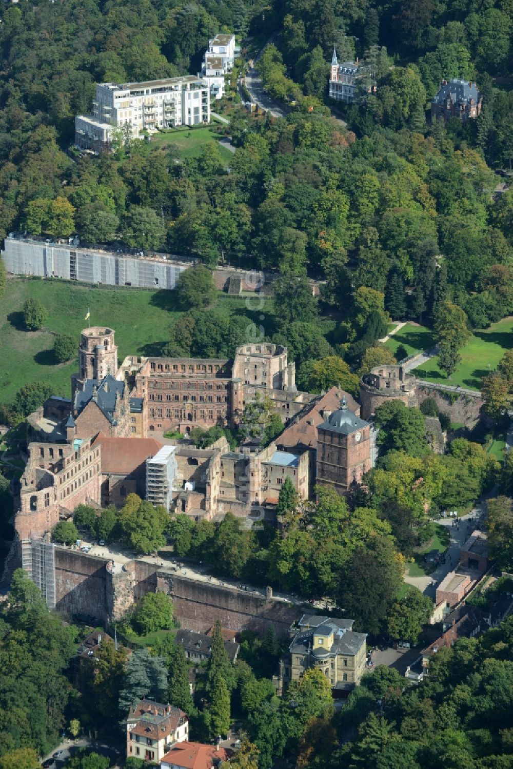 Luftaufnahme Heidelberg - Reste der Ruine am Schlosspark des ehemaligen Schloß Schloss Heidelberg am Schlosshof in Heidelberg im Bundesland Baden-Württemberg