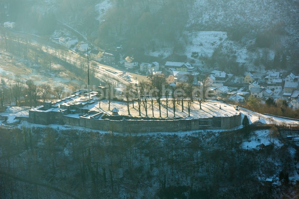 Arnsberg aus der Vogelperspektive: Reste der Ruine am Schlosspark des ehemaligen Schloß auf dem schneebedeckten Schlossberg in Arnsberg im Bundesland Nordrhein-Westfalen