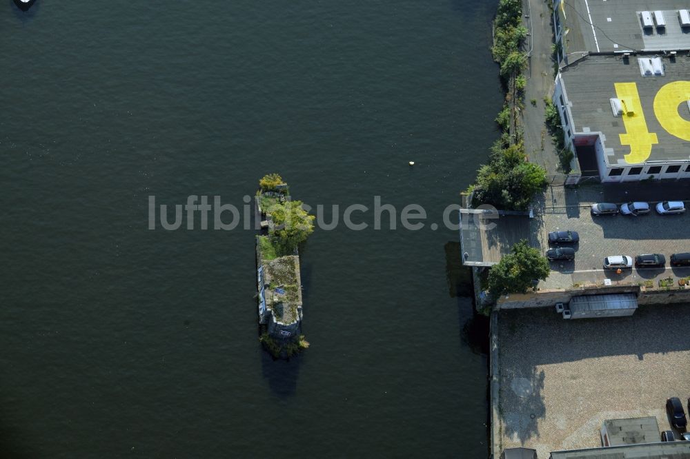 Berlin von oben - Reste der Straßenbrücke Brommybrücke in der Spree im Ortsteil Kreuzberg in Berlin