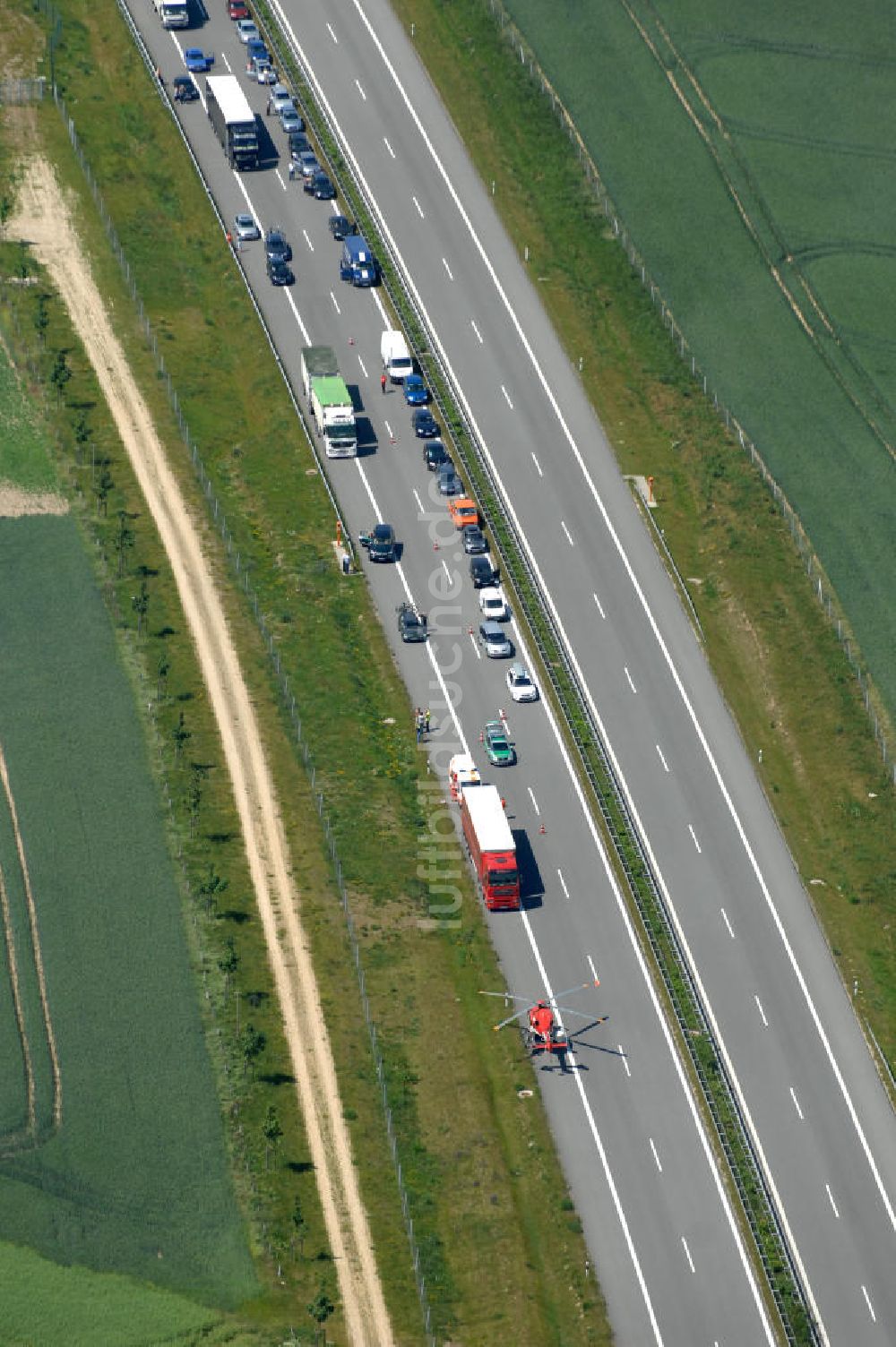 Schmoldow von oben - Rettungseinsatz / rescue effort auf der A 20 / freeway bei Schildow