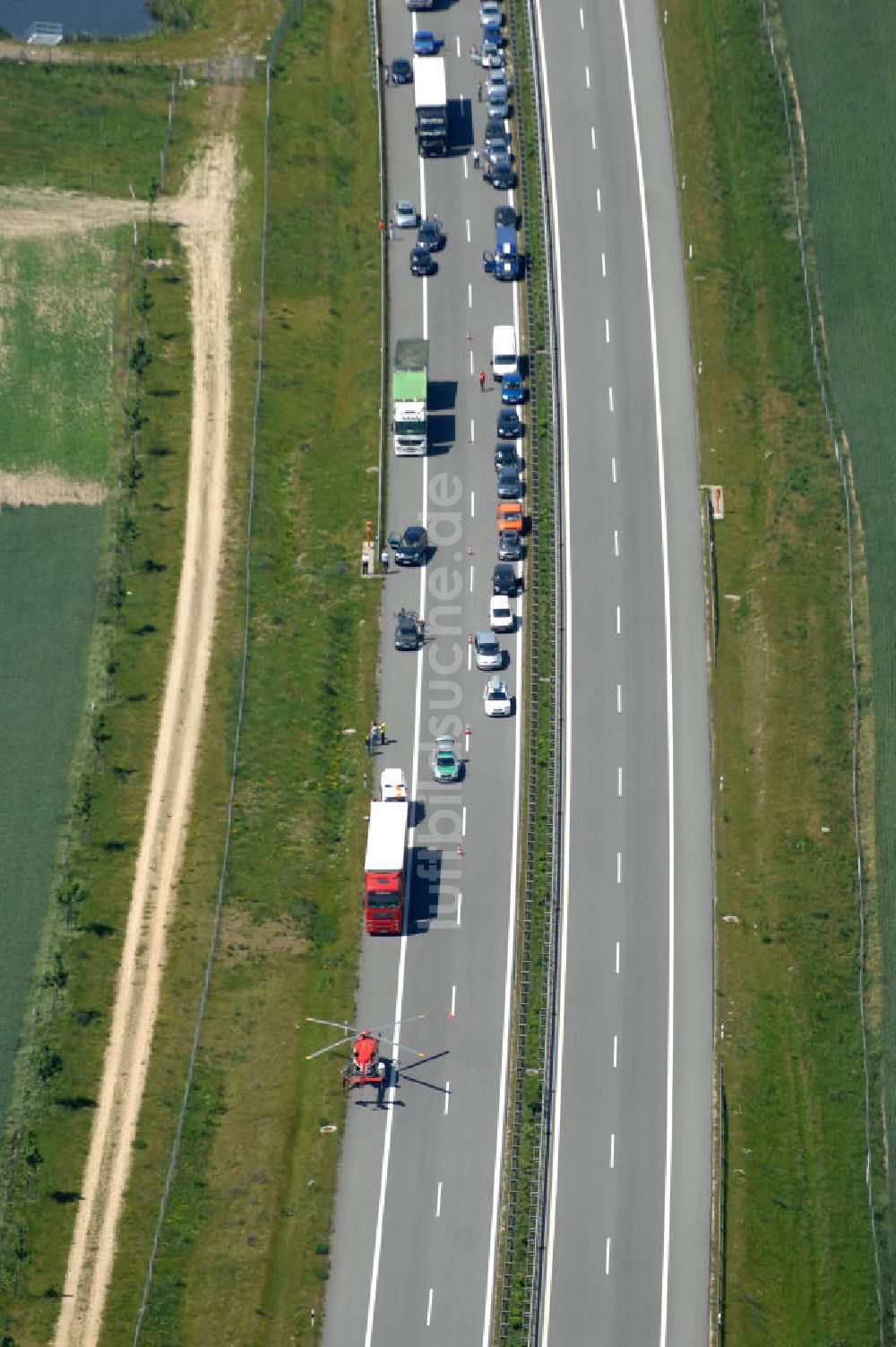 Schmoldow aus der Vogelperspektive: Rettungseinsatz / rescue effort auf der A 20 / freeway bei Schildow