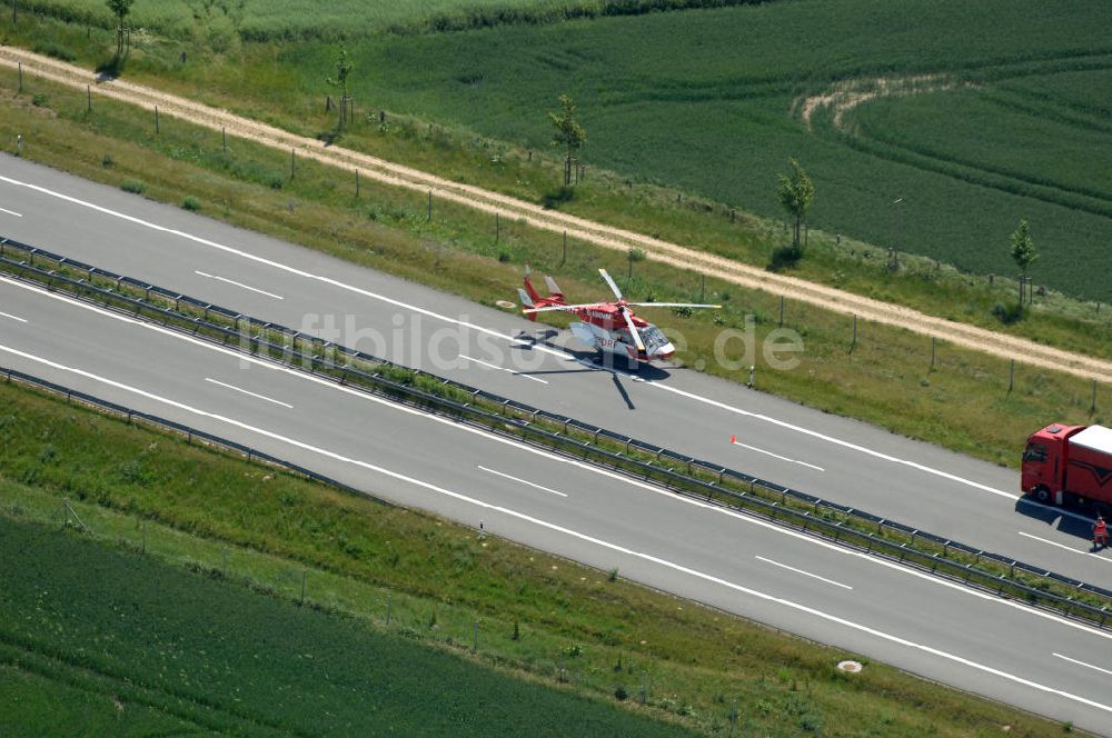 Luftbild Schmoldow - Rettungseinsatz / rescue effort auf der A 20 / freeway bei Schildow