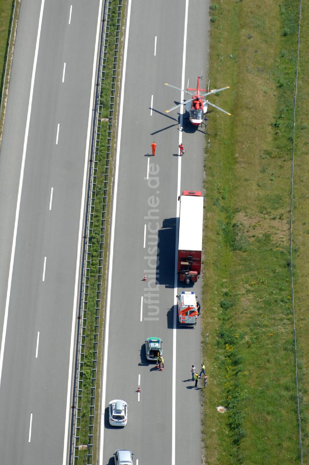 Luftaufnahme Schmoldow - Rettungseinsatz / rescue effort auf der A 20 / freeway bei Schildow