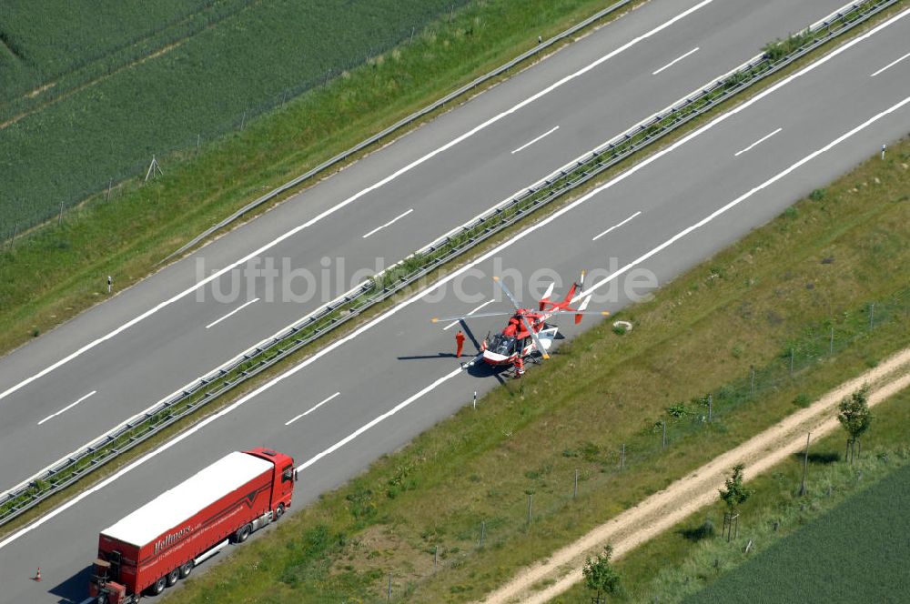 Schmoldow von oben - Rettungseinsatz / rescue effort auf der A 20 / freeway bei Schildow