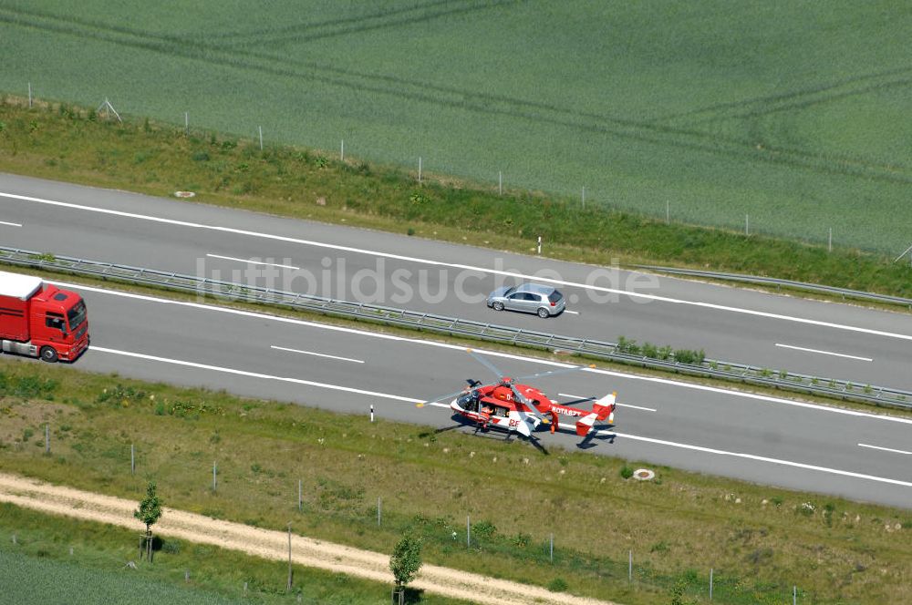 Schmoldow aus der Vogelperspektive: Rettungseinsatz / rescue effort auf der A 20 / freeway bei Schildow