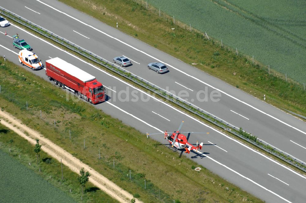 Luftbild Schmoldow - Rettungseinsatz / rescue effort auf der A 20 / freeway bei Schildow