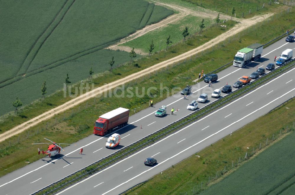 Luftaufnahme Schmoldow - Rettungseinsatz / rescue effort auf der A 20 / freeway bei Schildow