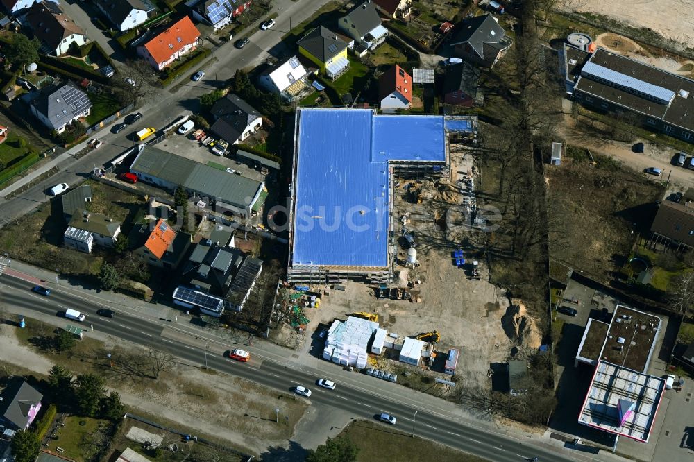 Luftaufnahme Berlin - Revitalisierung und Erweiterungs- Baustelle am Gebäudekomplex des Einkaufszentrum ALDI an der Chemnitzer Straße in Berlin, Deutschland