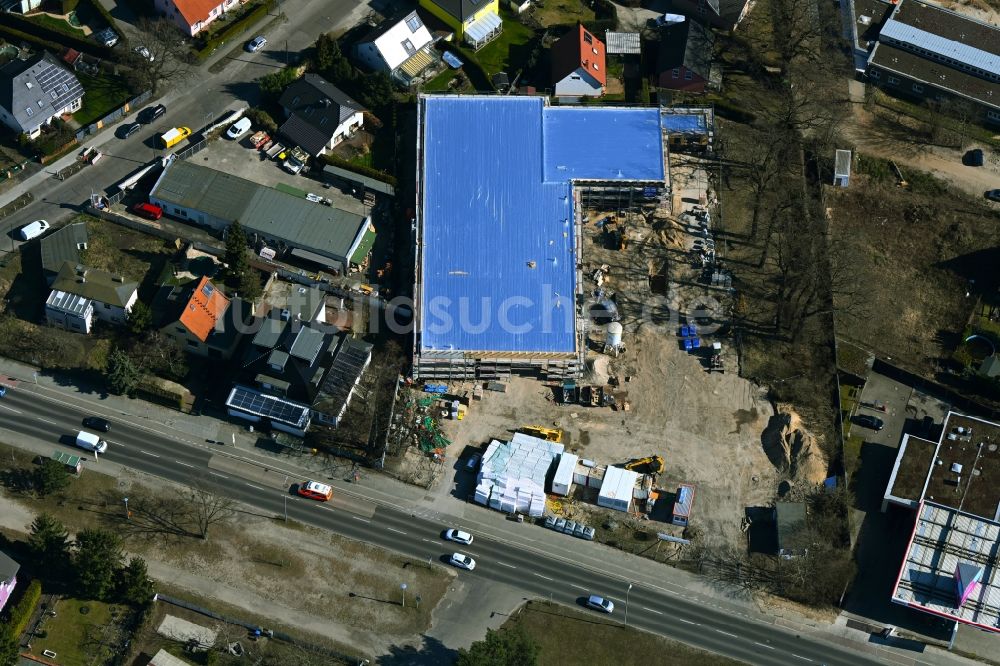 Berlin von oben - Revitalisierung und Erweiterungs- Baustelle am Gebäudekomplex des Einkaufszentrum ALDI an der Chemnitzer Straße in Berlin, Deutschland