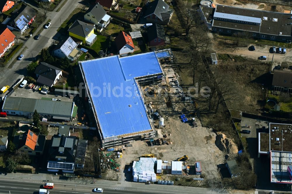 Berlin aus der Vogelperspektive: Revitalisierung und Erweiterungs- Baustelle am Gebäudekomplex des Einkaufszentrum ALDI an der Chemnitzer Straße in Berlin, Deutschland