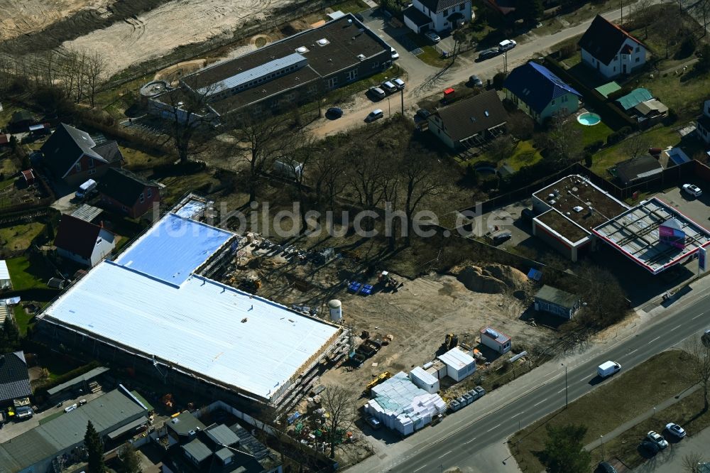 Luftbild Berlin - Revitalisierung und Erweiterungs- Baustelle am Gebäudekomplex des Einkaufszentrum ALDI an der Chemnitzer Straße in Berlin, Deutschland