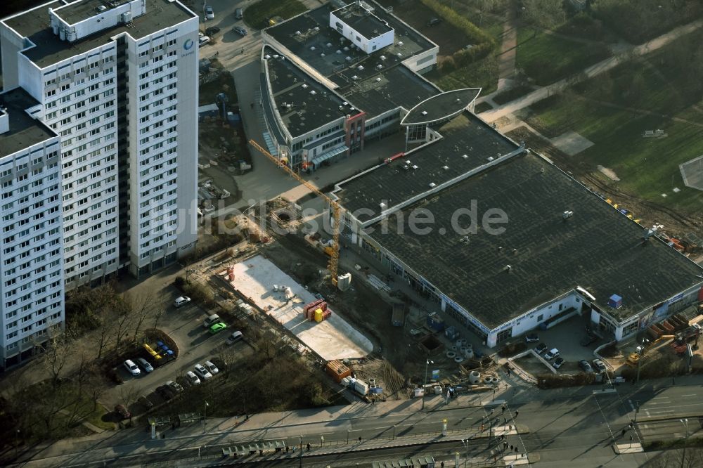 Berlin von oben - Revitalisierung und Erweiterungs- Baustelle am Gebäudekomplex des Einkaufszentrum Am Anger in Berlin