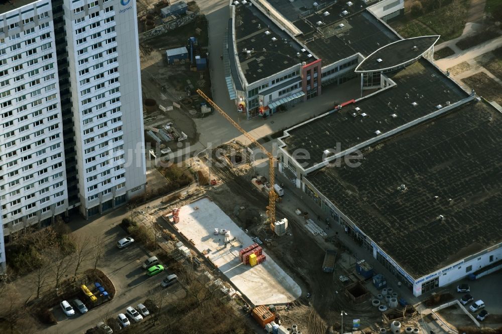 Berlin aus der Vogelperspektive: Revitalisierung und Erweiterungs- Baustelle am Gebäudekomplex des Einkaufszentrum Am Anger in Berlin