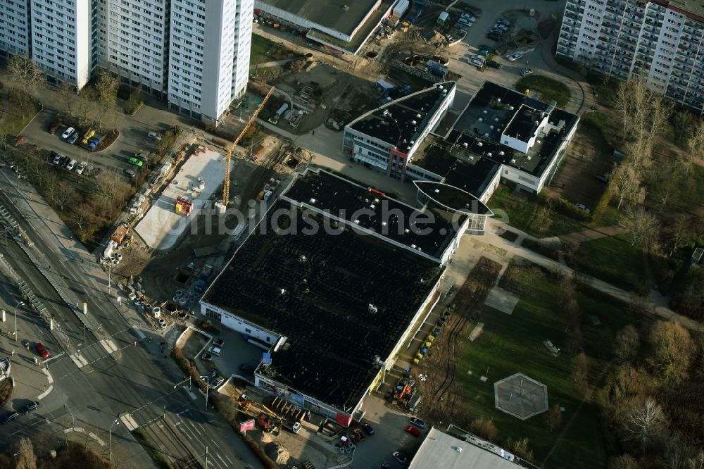 Luftbild Berlin - Revitalisierung und Erweiterungs- Baustelle am Gebäudekomplex des Einkaufszentrum Am Anger in Berlin