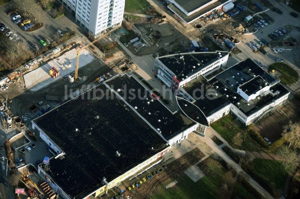 Luftaufnahme Berlin - Revitalisierung und Erweiterungs- Baustelle am Gebäudekomplex des Einkaufszentrum Am Anger in Berlin