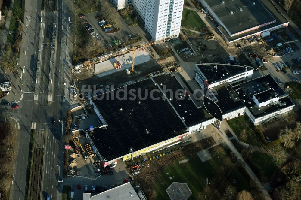 Berlin von oben - Revitalisierung und Erweiterungs- Baustelle am Gebäudekomplex des Einkaufszentrum Am Anger in Berlin