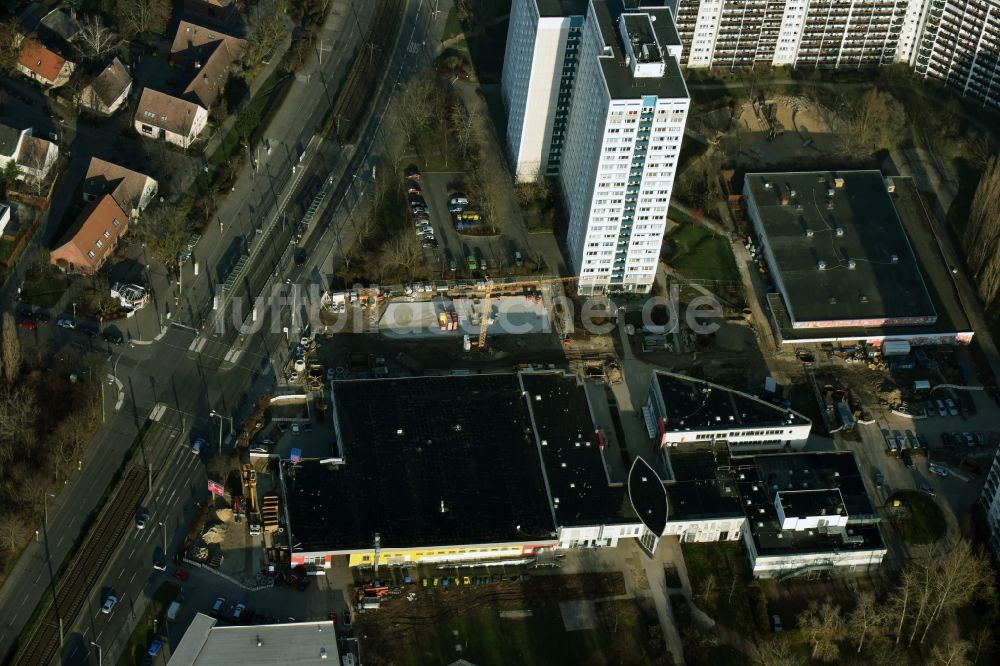 Berlin aus der Vogelperspektive: Revitalisierung und Erweiterungs- Baustelle am Gebäudekomplex des Einkaufszentrum Am Anger in Berlin