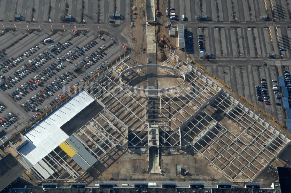 Wildau aus der Vogelperspektive: Revitalisierung und Erweiterungs- Baustelle am Gebäudekomplex des Einkaufszentrum A10 Center im Ortsteil Kiekebusch in Wildau im Bundesland Brandenburg, Deutschland