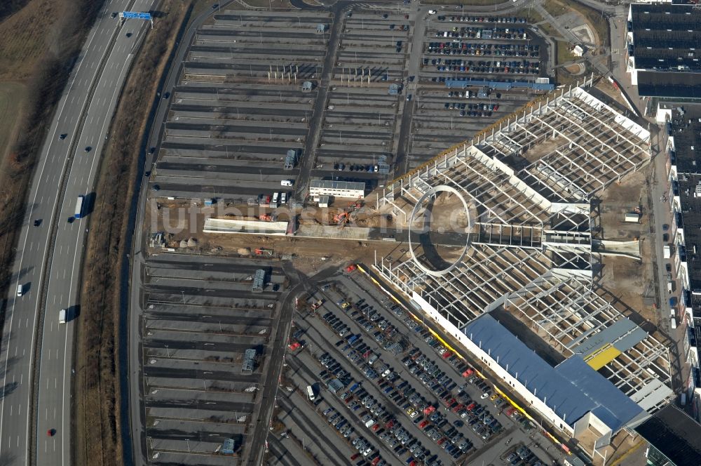 Wildau aus der Vogelperspektive: Revitalisierung und Erweiterungs- Baustelle am Gebäudekomplex des Einkaufszentrum A10 Center im Ortsteil Kiekebusch in Wildau im Bundesland Brandenburg, Deutschland