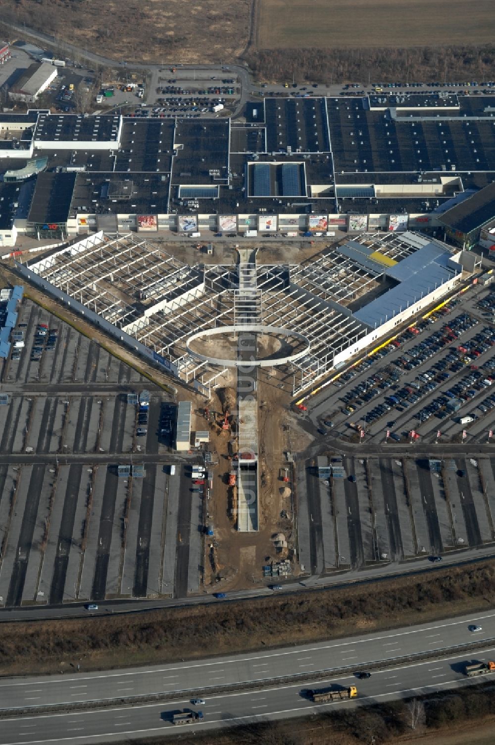 Wildau aus der Vogelperspektive: Revitalisierung und Erweiterungs- Baustelle am Gebäudekomplex des Einkaufszentrum A10 Center im Ortsteil Kiekebusch in Wildau im Bundesland Brandenburg, Deutschland