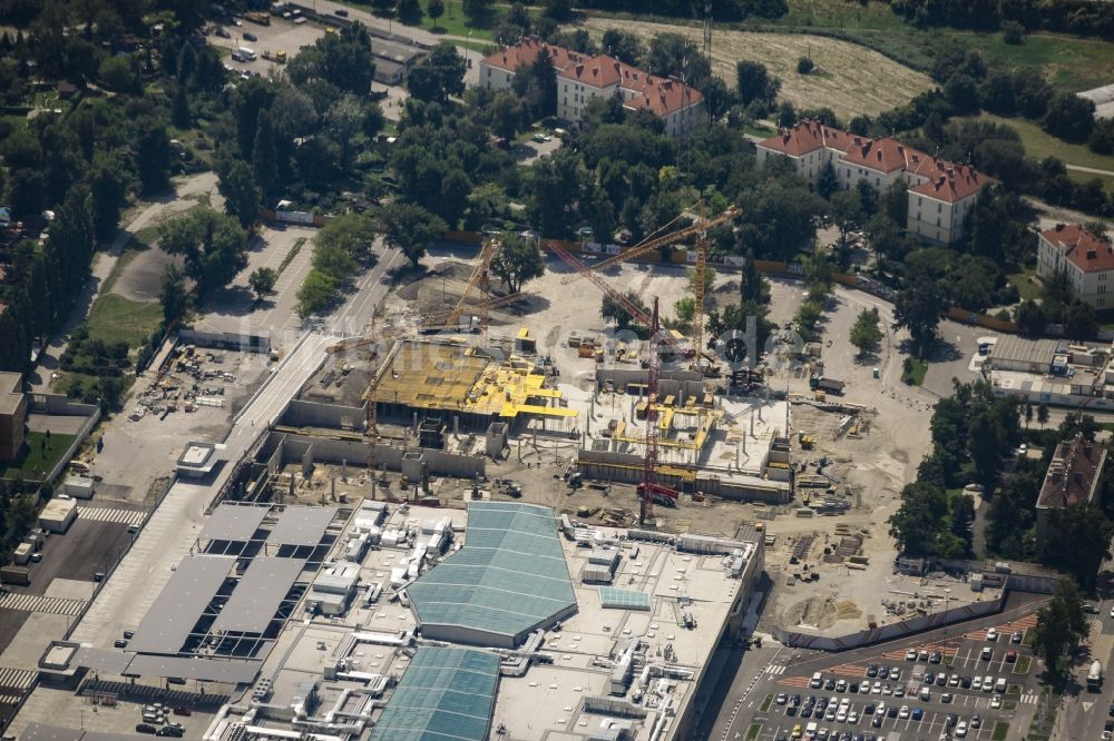 Luftaufnahme Wien - Revitalisierung und Erweiterungs- Baustelle am Gebäudekomplex des Einkaufszentrum Huma Eleven im 11. Gemeindebezirk Simmering in Wien in Österreich