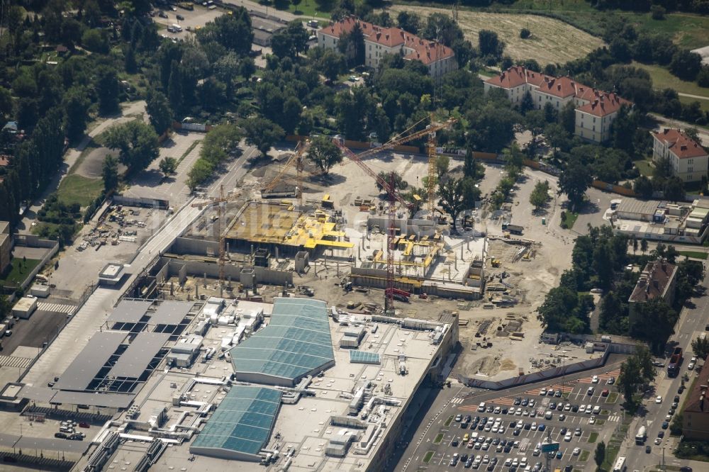 Wien von oben - Revitalisierung und Erweiterungs- Baustelle am Gebäudekomplex des Einkaufszentrum Huma Eleven im 11. Gemeindebezirk Simmering in Wien in Österreich