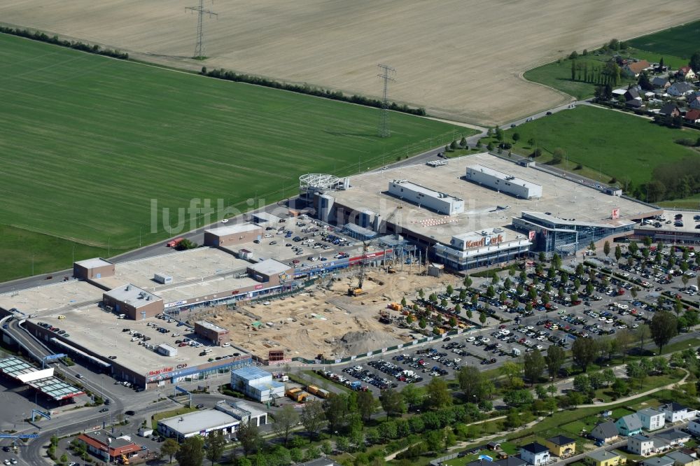 Ahrensfelde von oben - Revitalisierung und Erweiterungs- Baustelle am Gebäudekomplex des Einkaufszentrum KaufPark Eiche der Unibail-Rodamco Germany GmbH in Ahrensfelde im Bundesland Brandenburg