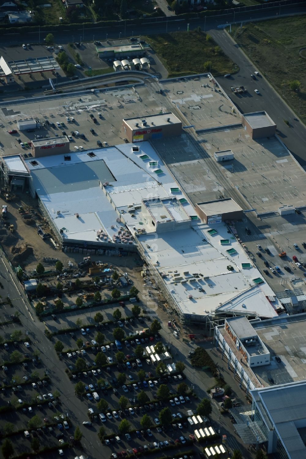 Ahrensfelde aus der Vogelperspektive: Revitalisierung und Erweiterungs- Baustelle am Gebäudekomplex des Einkaufszentrum KaufPark Eiche der Unibail-Rodamco Germany GmbH in Ahrensfelde im Bundesland Brandenburg