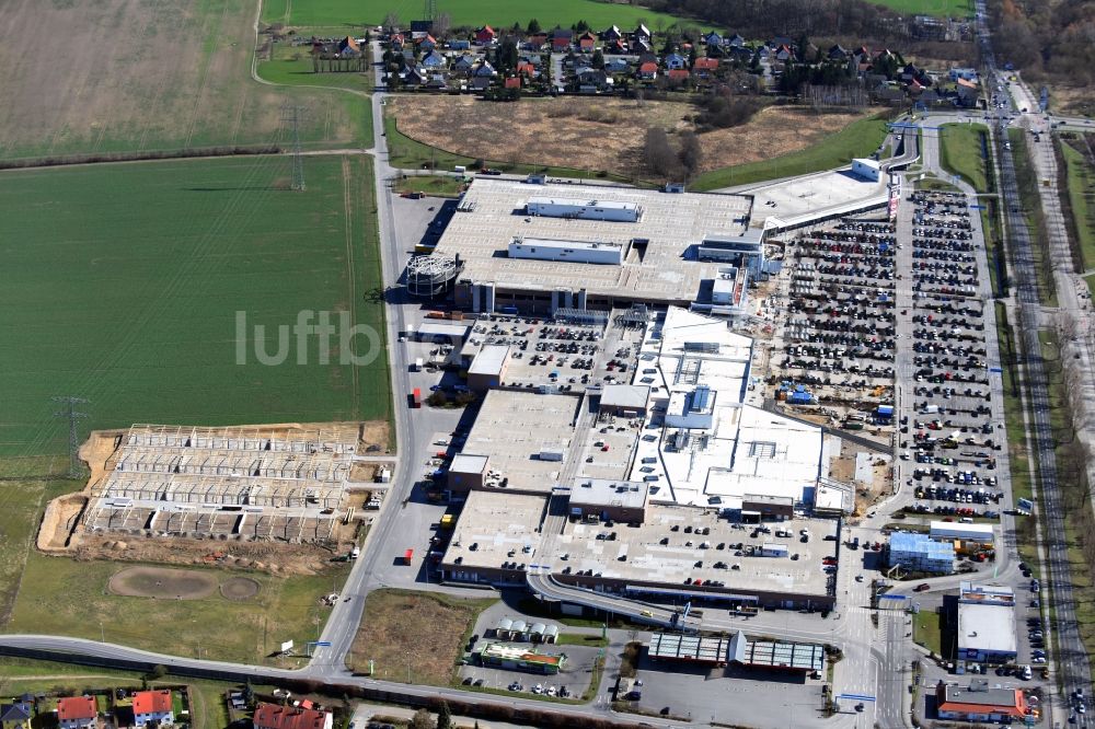 Luftaufnahme Eiche - Revitalisierung und Erweiterungs- Baustelle am Gebäudekomplex des Einkaufszentrum KaufPark Eiche der Unibail-Rodamco Germany GmbH in Ahrensfelde im Bundesland Brandenburg