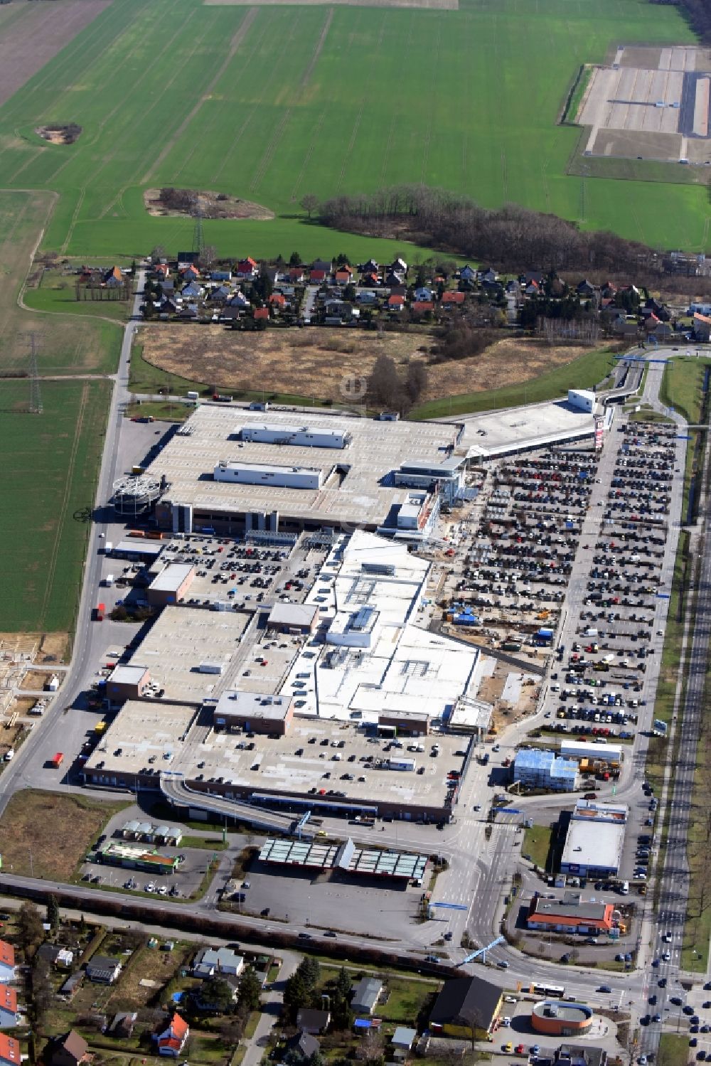 Eiche von oben - Revitalisierung und Erweiterungs- Baustelle am Gebäudekomplex des Einkaufszentrum KaufPark Eiche der Unibail-Rodamco Germany GmbH in Ahrensfelde im Bundesland Brandenburg