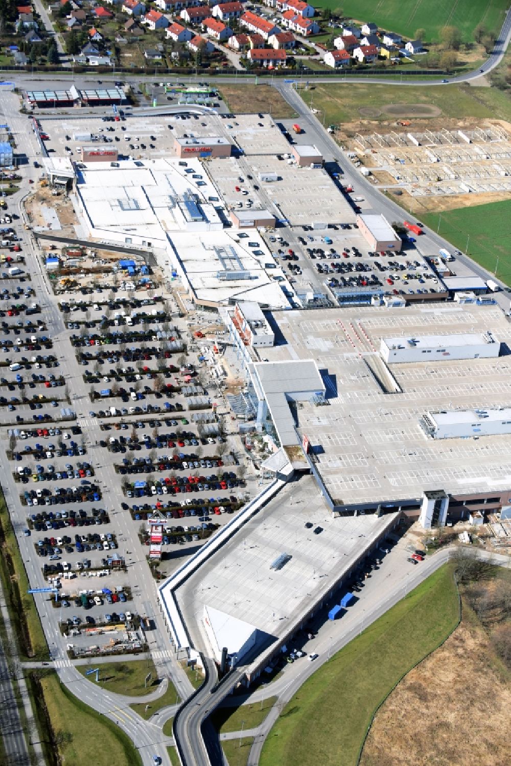 Eiche aus der Vogelperspektive: Revitalisierung und Erweiterungs- Baustelle am Gebäudekomplex des Einkaufszentrum KaufPark Eiche der Unibail-Rodamco Germany GmbH in Ahrensfelde im Bundesland Brandenburg