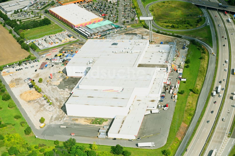 Fredersdorf-Vogelsdorf aus der Vogelperspektive: Revitalisierung und Erweiterungs- Baustelle am Gebäudekomplex des Einkaufszentrum Möbel Höffner in Fredersdorf-Vogelsdorf im Bundesland Brandenburg, Deutschland