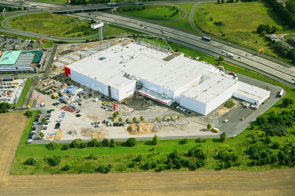 Luftaufnahme Fredersdorf-Vogelsdorf - Revitalisierung und Erweiterungs- Baustelle am Gebäudekomplex des Einkaufszentrum Möbel Höffner in Fredersdorf-Vogelsdorf im Bundesland Brandenburg, Deutschland