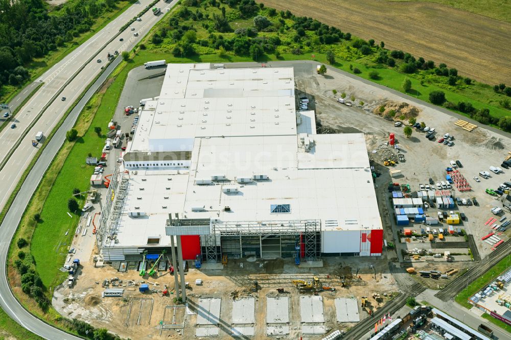 Fredersdorf-Vogelsdorf von oben - Revitalisierung und Erweiterungs- Baustelle am Gebäudekomplex des Einkaufszentrum Möbel Höffner in Fredersdorf-Vogelsdorf im Bundesland Brandenburg, Deutschland