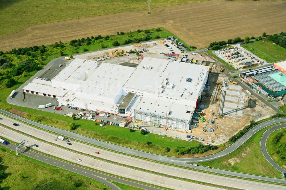 Luftaufnahme Fredersdorf-Vogelsdorf - Revitalisierung und Erweiterungs- Baustelle am Gebäudekomplex des Einkaufszentrum Möbel Höffner in Fredersdorf-Vogelsdorf im Bundesland Brandenburg, Deutschland