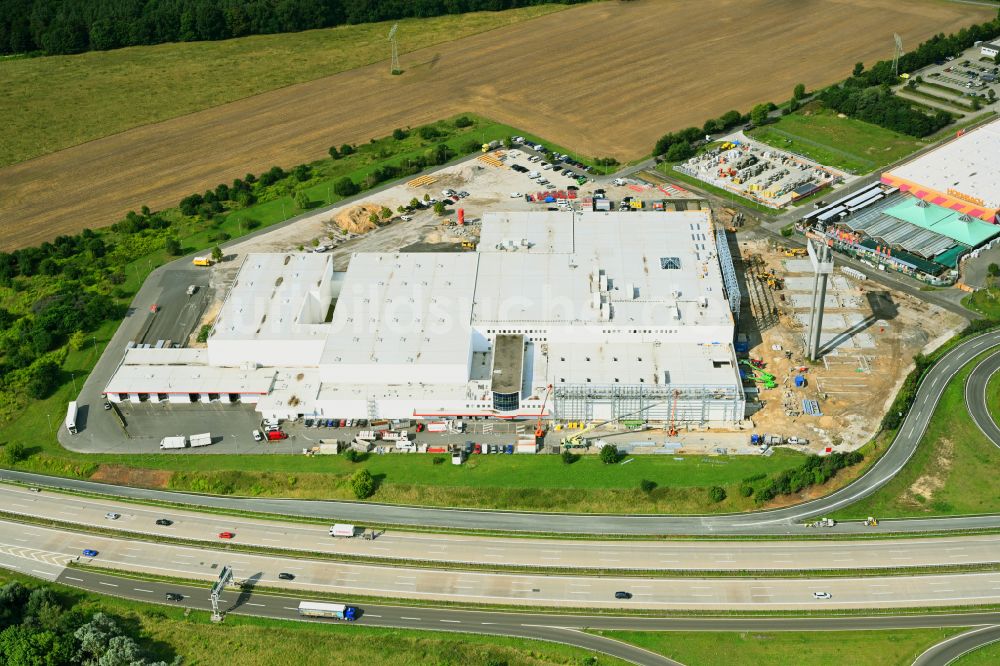 Fredersdorf-Vogelsdorf von oben - Revitalisierung und Erweiterungs- Baustelle am Gebäudekomplex des Einkaufszentrum Möbel Höffner in Fredersdorf-Vogelsdorf im Bundesland Brandenburg, Deutschland