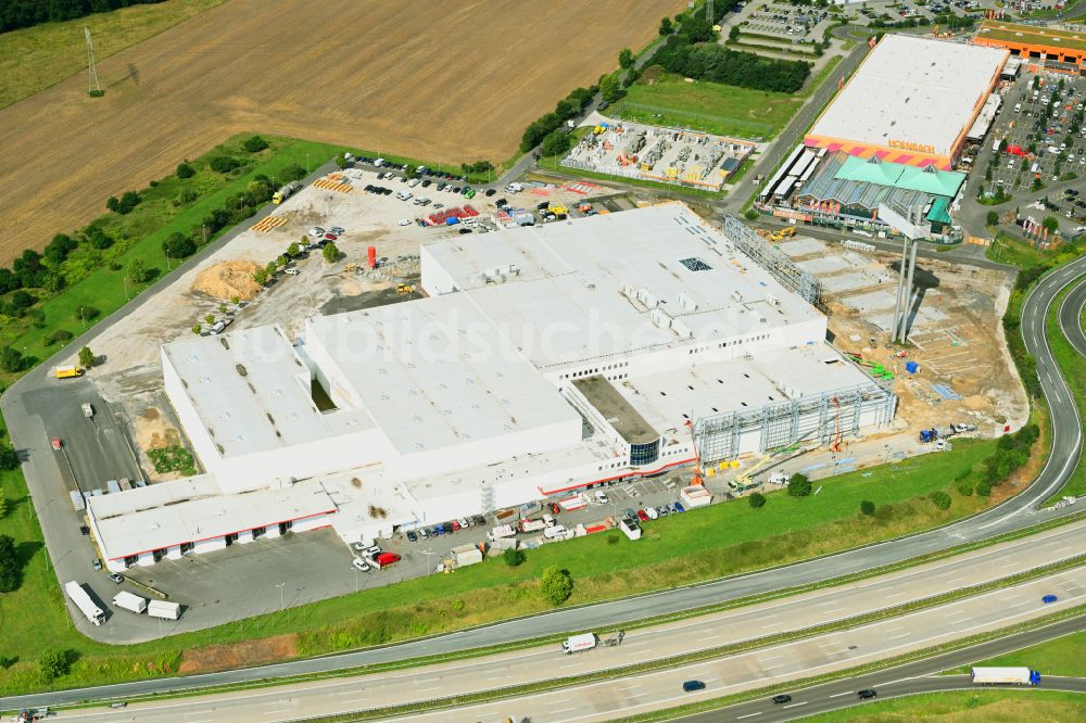 Fredersdorf-Vogelsdorf aus der Vogelperspektive: Revitalisierung und Erweiterungs- Baustelle am Gebäudekomplex des Einkaufszentrum Möbel Höffner in Fredersdorf-Vogelsdorf im Bundesland Brandenburg, Deutschland