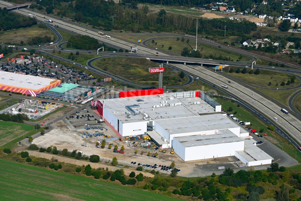 Fredersdorf-Vogelsdorf von oben - Revitalisierung und Erweiterungs- Baustelle am Gebäudekomplex des Einkaufszentrum Möbel Höffner in Fredersdorf-Vogelsdorf im Bundesland Brandenburg, Deutschland