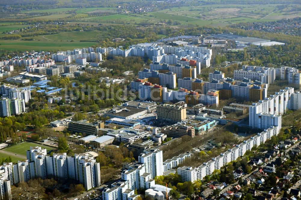 Berlin aus der Vogelperspektive: Revitalisierung und Erweiterungs- Baustelle am Gebäudekomplex des Einkaufszentrum Märkische Zentrum im Ortsteil Märkisches Viertel in Berlin, Deutschland