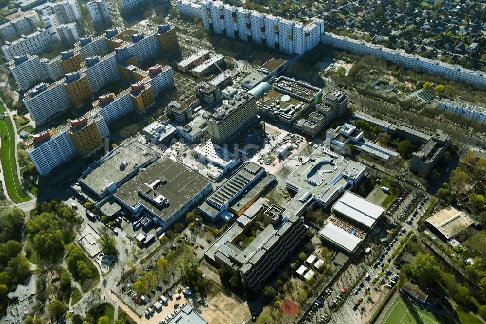 Berlin aus der Vogelperspektive: Revitalisierung und Erweiterungs- Baustelle am Gebäudekomplex des Einkaufszentrum Märkische Zentrum im Ortsteil Märkisches Viertel in Berlin, Deutschland