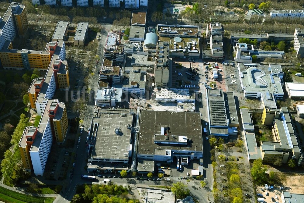 Luftbild Berlin - Revitalisierung und Erweiterungs- Baustelle am Gebäudekomplex des Einkaufszentrum Märkische Zentrum im Ortsteil Märkisches Viertel in Berlin, Deutschland