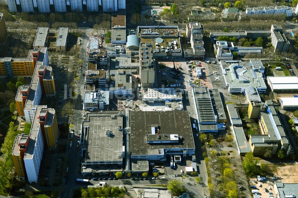 Luftaufnahme Berlin - Revitalisierung und Erweiterungs- Baustelle am Gebäudekomplex des Einkaufszentrum Märkische Zentrum im Ortsteil Märkisches Viertel in Berlin, Deutschland