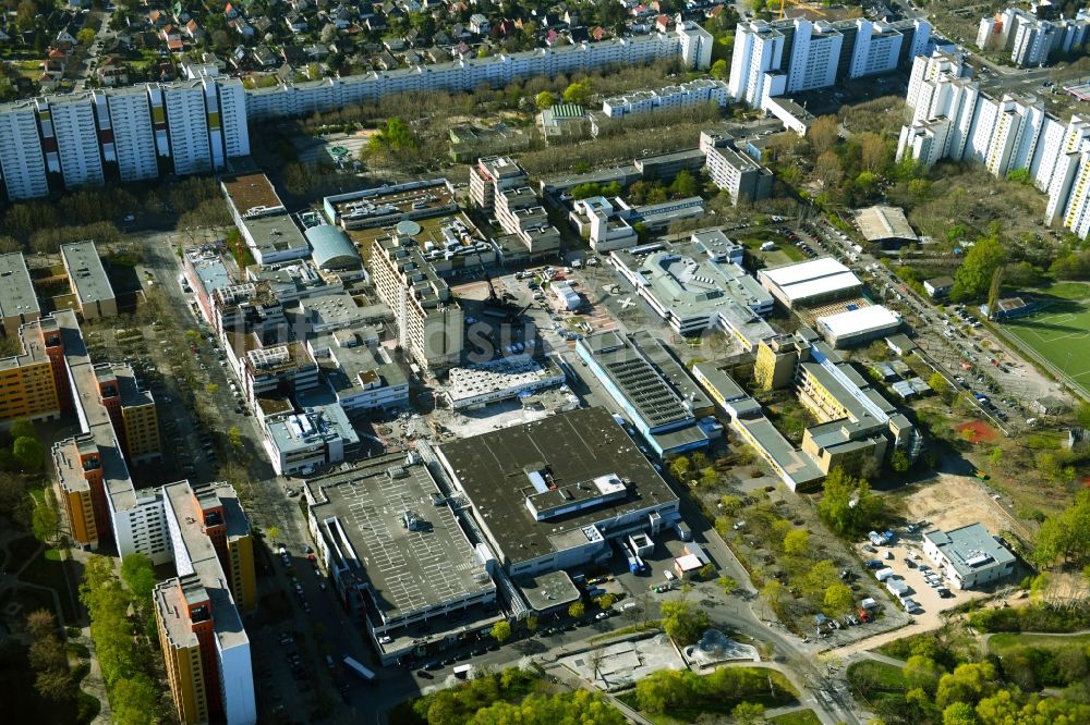 Berlin von oben - Revitalisierung und Erweiterungs- Baustelle am Gebäudekomplex des Einkaufszentrum Märkische Zentrum im Ortsteil Märkisches Viertel in Berlin, Deutschland