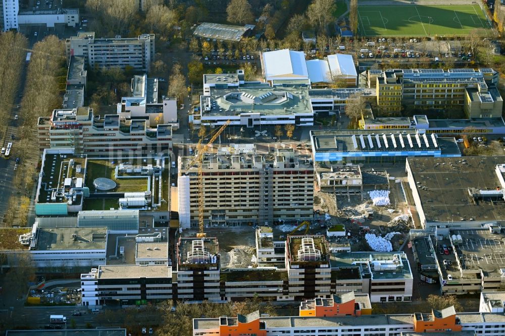 Berlin aus der Vogelperspektive: Revitalisierung und Erweiterungs- Baustelle am Gebäudekomplex des Einkaufszentrum Märkische Zentrum im Ortsteil Märkisches Viertel in Berlin, Deutschland