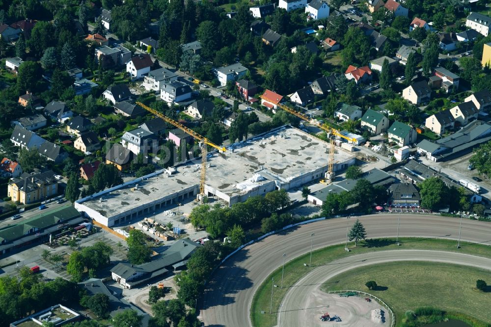 Berlin aus der Vogelperspektive: Revitalisierung und Erweiterungs- Baustelle am Gebäudekomplex des Einkaufszentrum Titlisweg im Ortsteil Mariendorf in Berlin, Deutschland