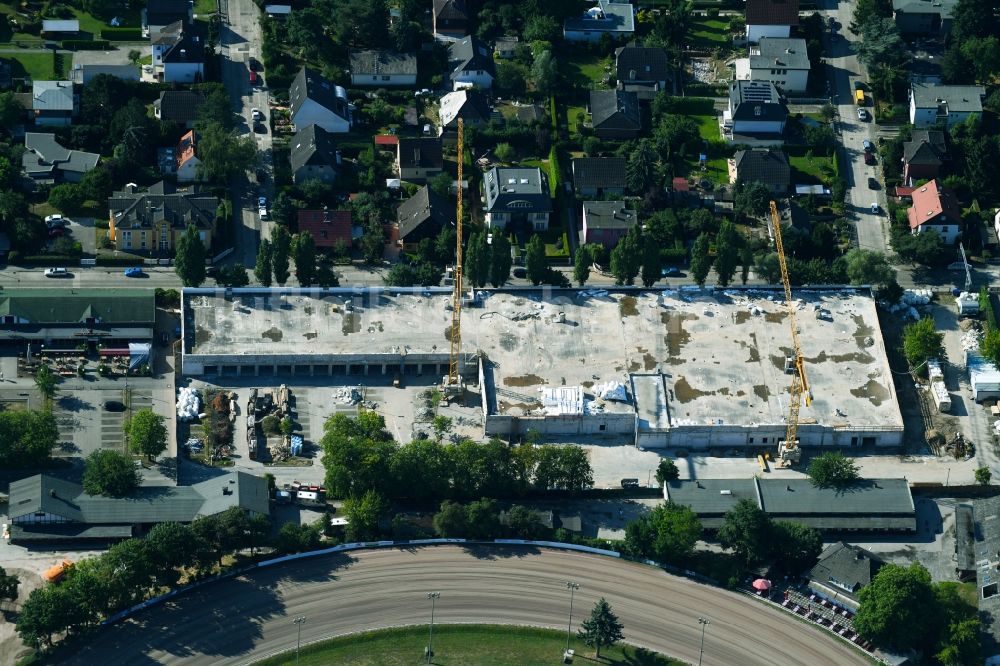 Luftaufnahme Berlin - Revitalisierung und Erweiterungs- Baustelle am Gebäudekomplex des Einkaufszentrum Titlisweg im Ortsteil Mariendorf in Berlin, Deutschland